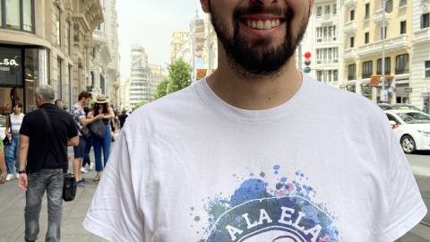 17/06/2022 Juanan, sonriente en plena Gran Vía de Madrid durante la entrevista con 'Público' 17/06/2022 Juanan, sonriente en plena Gran Vía de Madrid durante la entrevista con 'Público'