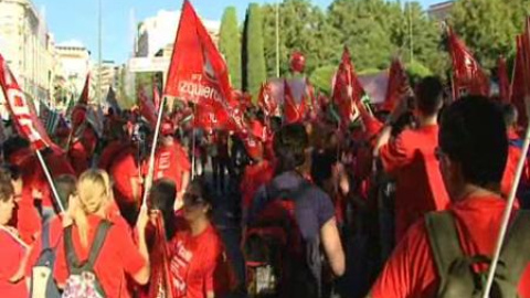 Miles de personas se echan a la calle para protestar contra los recortes del Gobierno y proponer un referendum Miles de personas se echan a la calle para protestar contra los recortes del Gobierno y proponer un referendum