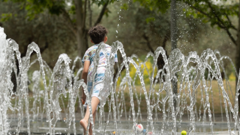 (16/6/2022) Un niño se moja en los chorros de Madrid Río, a 16 de junio de 2022. (16/6/2022) Un niño se moja en los chorros de Madrid Río, a 16 de junio de 2022.