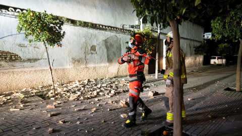 Bomberos durante una de sus varias actuaciones en el casco histórico de Santa Fe, en Granada. Bomberos durante una de sus varias actuaciones en el casco histórico de Santa Fe, en Granada.