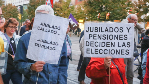 Dos pensionistas con pancartas en la manifestación de Zaragoza, en el Día Internacional de las Personas Mayores, para reclamar unas pensiones dignas. EFE/Javier Cebollada Dos pensionistas con pancartas en la manifestación de Zaragoza, en el Día Internacional de las Personas Mayores, para reclamar unas pensiones dignas. EFE/Javier Cebollada