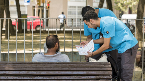 Un ciudadano recibe indicaciones sobre las recomendaciones para hacer frente a la ola de calor.