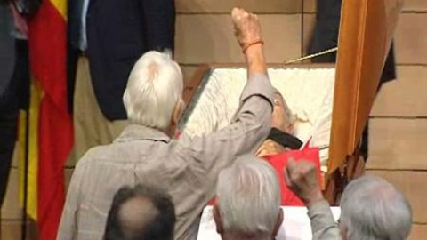 Adios con el puño en alto Adios con el puño en alto