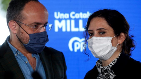 La presidenta de la Comunidad de Madrid, Isabel Díaz Ayuso (d), participa este sábado, junto al candidato del PPC a la presidencia de la Generalitat Alejandro Fernández (i), en un acto electoral en Barcelona. La presidenta de la Comunidad de Madrid, Isabel Díaz Ayuso (d), participa este sábado, junto al candidato del PPC a la presidencia de la Generalitat Alejandro Fernández (i), en un acto electoral en Barcelona.