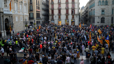 Los independentistas se empiezan a congregar en la plaza Sant Jaume | Jon Nazca / Reuters