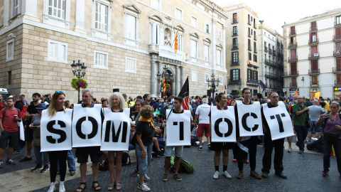 Los manifestantes reivindican el referéndum del 1-O. | Jon Nazca / Reuters