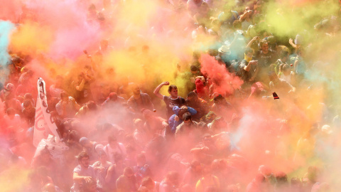 Los manifestantes por la independencia de Catalunya lanzan pintura contra la policía autonómica. | Reuters