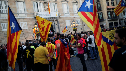 Decenas de independentistas se concentran en la Plaza Sant Jaume para evitar que policías nacionales y guardias civiles se manifiesten. | Jon Nazca / Reuters