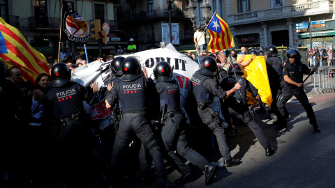 Comienzan los primeros forcejeos entre independentistas y los Mossos. | Jon Nazca / Reuters