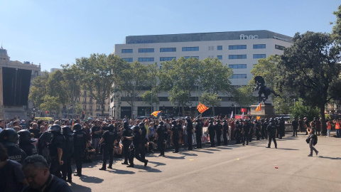 Los Mossos separan a los policías nacionales y guardias civiles de los independentistas para evitar enfrentamientos. | Europa Press