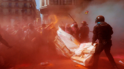 Los independentistas lanzan pintura en polvo a los Mossos d'Esquadra y comienzan las cargas. | Albert Gea / Reuters