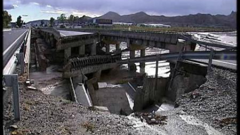 El agua hunde un puente de la A-7 en Lorca El agua hunde un puente de la A-7 en Lorca