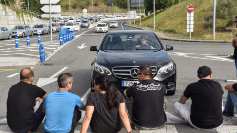 Varios taxistas impiden el paso de un VTC durante la jornada de protestas de agosto, en una foto de archivo. | EFE Varios taxistas impiden el paso de un VTC durante la jornada de protestas de agosto, en una foto de archivo. | EFE