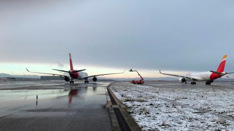 Aviones de las compañías que operan en el aeropuerto de Barajas pasan por bases de deshielo Aviones de las compañías que operan en el aeropuerto de Barajas pasan por bases de deshielo