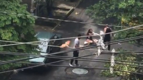 Captura del vídeo en el que se ve a una mujer trans en el suelo tras ser agredida por tres hombres en Medellín, Colombia. Captura del vídeo en el que se ve a una mujer trans en el suelo tras ser agredida por tres hombres en Medellín, Colombia.