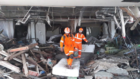 Rescatistas buscan víctimas en un edificio dañado en Palu, Sulawesi (Indonesia).- EFE Rescatistas buscan víctimas en un edificio dañado en Palu, Sulawesi (Indonesia).- EFE