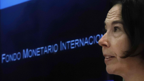 La jefa de la misión del FMI para España, Andrea Schaechter, durante la rueda de prensa en la que ha presentado las conclusiones preliminares de la revisión anual de la economía española en 2018. EFE/Juan Carlos Hidalgo La jefa de la misión del FMI para España, Andrea Schaechter, durante la rueda de prensa en la que ha presentado las conclusiones preliminares de la revisión anual de la economía española en 2018. EFE/Juan Carlos Hidalgo