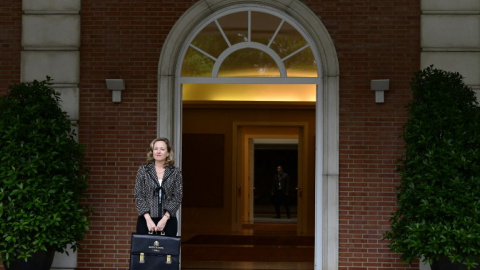 La ministra de Economía, Nadia Calviño, con su cartera en la entrada del Palacio de la Moncloa, antes del primer Consejo de Ministros del Gobierno de Pedro Sánchez. AFP/Javier Soriano La ministra de Economía, Nadia Calviño, con su cartera en la entrada del Palacio de la Moncloa, antes del primer Consejo de Ministros del Gobierno de Pedro Sánchez. AFP/Javier Soriano