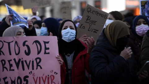 Vecinas de Cañada Real con pancartas reivindicativas durante una manifestación en la Puerta del Sol. Vecinas de Cañada Real con pancartas reivindicativas durante una manifestación en la Puerta del Sol.