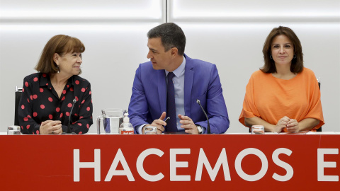 El secretario general del PSOE y presidente del Gobierno, Pedro Sánchez (c), conversa con la presidenta del partido, Cristina Narbona, en presencia de la vicesecretaria general del PSOE, Adriana Lastra (d), mientras preside la reunión de la Ejecutiva Fe El secretario general del PSOE y presidente del Gobierno, Pedro Sánchez (c), conversa con la presidenta del partido, Cristina Narbona, en presencia de la vicesecretaria general del PSOE, Adriana Lastra (d), mientras preside la reunión de la Ejecutiva Fe