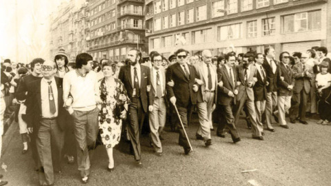 6/6/22 Imagen de la manifestación de 8 de junio de 1982 en A Coruña por la capitalidad. En el centro, con bastón, el alcalde Joaquín López Menéndez de ganchete con  González Laxe.