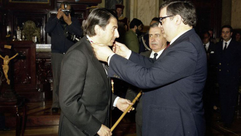 6/6/22 Francisco Vázquez recibe el bastón de mando de la Alcaldía de A Coruña de mano de López Menéndez.