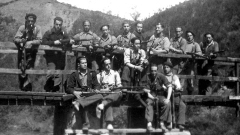 Parte del batallón Rosa Luxemburgo con sus fusiles en la mano | batallonrosaluxemburgo.wordpress.com