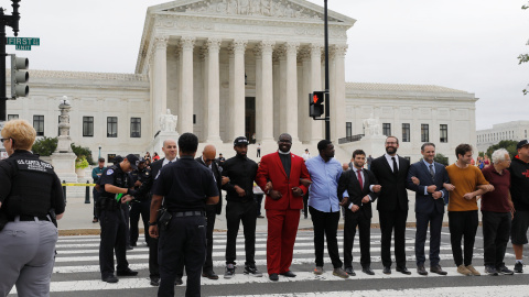 Manifestantes protestan delante del Tribunal Supremo de EEUU por el proceso de nominación del juez Brett Kavanaugh. /REUTERS Manifestantes protestan delante del Tribunal Supremo de EEUU por el proceso de nominación del juez Brett Kavanaugh. /REUTERS