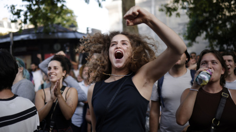 Simpatizantes de la coalición izquierdista NUPES celebran en París los resultados obtenidos en las elecciones legislativas de Francia. Simpatizantes de la coalición izquierdista NUPES celebran en París los resultados obtenidos en las elecciones legislativas de Francia.