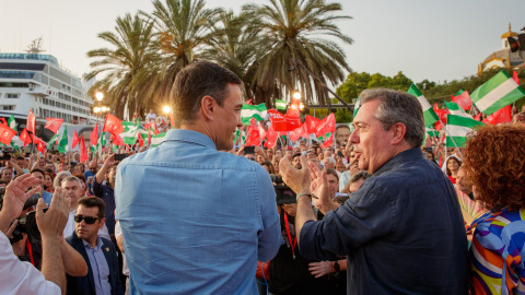 El presidente del Gobierno, Pedro Sánchez, y el candidato del PSOE a la presidencia de la Junta de Andalucía, Juan Espadas, al comienzo del acto de cierre de campaña de su partido el pasado jueves en el Muelle de las Delicias de Sevilla.