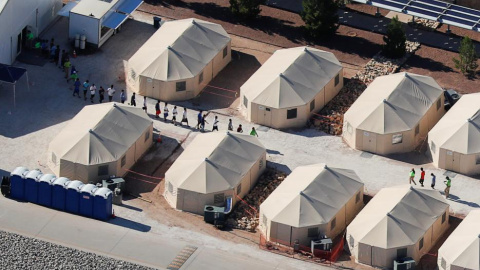 Las carpas de Tornillo. Reuters Las carpas de Tornillo. Reuters