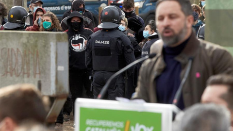 Agentes controlan a un grupo antifascista mientras el líder de Vox, Santiago Abascal (d), interviene en un acto electoral celebrado este sábado en el parque de la Dehesa de Girona. Agentes controlan a un grupo antifascista mientras el líder de Vox, Santiago Abascal (d), interviene en un acto electoral celebrado este sábado en el parque de la Dehesa de Girona.