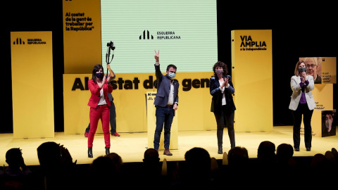 28/01/2021. El candidato de ERC Peré Aragonés posa con las cabezas de lista Marta Vilalta, Teresa Jordan y Laura Vilagra durante el acto de inicio de campaña en Mataró. - EFE 28/01/2021. El candidato de ERC Peré Aragonés posa con las cabezas de lista Marta Vilalta, Teresa Jordan y Laura Vilagra durante el acto de inicio de campaña en Mataró. - EFE