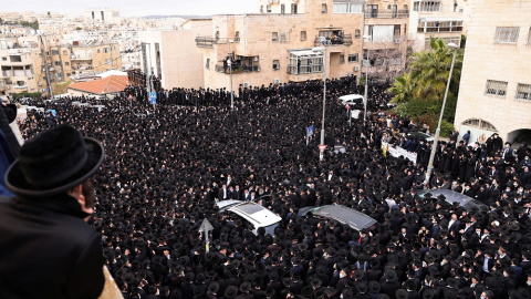 Imagen del funeral en Israel donde miles de personas violaron el confinamiento. Imagen del funeral en Israel donde miles de personas violaron el confinamiento.