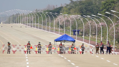 Varios soldados bloquear la carretera que conduce al Parlamento de Myanmar. Varios soldados bloquear la carretera que conduce al Parlamento de Myanmar.