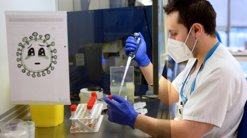 Un técnico de laboratorio del Hospital Pío del Rio Hortega de Valladolid, analiza pruebas PCR. Un técnico de laboratorio del Hospital Pío del Rio Hortega de Valladolid, analiza pruebas PCR.