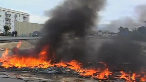 Extrabajadores de Delphi cortan el tráfico en Cádiz para protestar Extrabajadores de Delphi cortan el tráfico en Cádiz para protestar