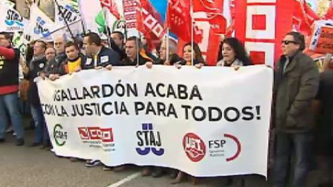 Multitudinaria protesta contra la ley de tasas Multitudinaria protesta contra la ley de tasas