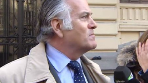 Luis Bárcenas defiende su inocencia a la salida de su casa Luis Bárcenas defiende su inocencia a la salida de su casa