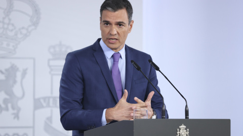 25/06/2022 El presidente del Gobierno, Pedro Sánchez, comparece en el Palacio de La Moncloa tras el Consejo de ministros extraordinario celebrado este sábado 25/06/2022 El presidente del Gobierno, Pedro Sánchez, comparece en el Palacio de La Moncloa tras el Consejo de ministros extraordinario celebrado este sábado