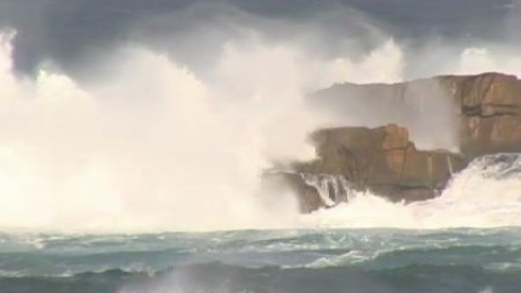 Alerta en el Cantábrico por el fuerte oleaje Alerta en el Cantábrico por el fuerte oleaje