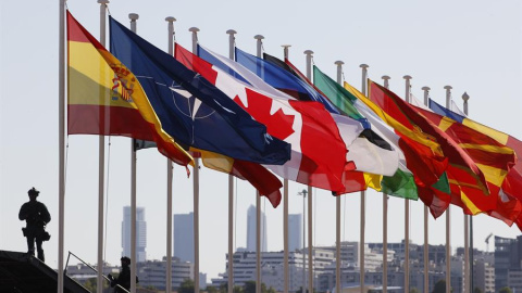 - Banderas de los países asistentes a la cumbre de la OTAN que se celebra hasta el jueves en la capital de España, este martes 28 de junio de 2022 en el aeropuerto Adolfo Suárez Madrid-Barajas. - Banderas de los países asistentes a la cumbre de la OTAN que se celebra hasta el jueves en la capital de España, este martes 28 de junio de 2022 en el aeropuerto Adolfo Suárez Madrid-Barajas.
