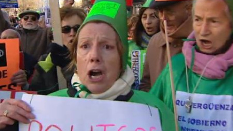 Miles de afectados por las preferentes reclaman la devolución íntegra de sus ahorros Miles de afectados por las preferentes reclaman la devolución íntegra de sus ahorros