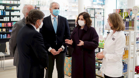 Fotografía facilitada por la Comunidad de Madrid de la presidenta regional, Isabel Díaz Ayuso, y el consejero de Sanidad, Enrique Ruz Escudero, en su visita este martes a una de las farmacias situada en Centro de Madrid donde los ciudadanos pertenecient Fotografía facilitada por la Comunidad de Madrid de la presidenta regional, Isabel Díaz Ayuso, y el consejero de Sanidad, Enrique Ruz Escudero, en su visita este martes a una de las farmacias situada en Centro de Madrid donde los ciudadanos pertenecient
