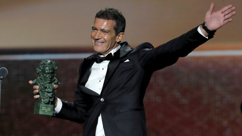 25/01/2020.- El actor Antonio Banderas recibe el Goya al mejor actor protagonista por su trabajo en "Dolor y Gloria", durante la gala de entrega de los Premios Goya 2020 que se celebra hoy sábado en el Palacio de los Deportes José María Martín Carpena