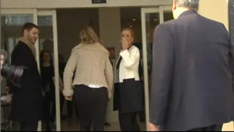 Cristina Cifuentes "manda besos" a una protesta contra la corrupción del PP Cristina Cifuentes "manda besos" a una protesta contra la corrupción del PP