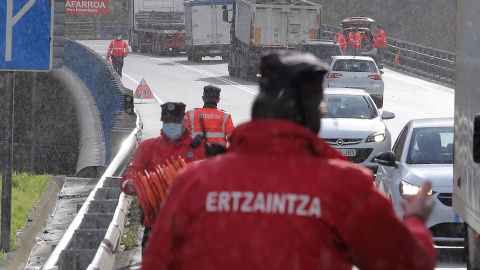 04/12/2020.- Agentes de la Policía Foral y de la Ertzaina realizan un control de tráfico simultáneo para vigilar la movilidad entre Navarra y Euskadi. 04/12/2020.- Agentes de la Policía Foral y de la Ertzaina realizan un control de tráfico simultáneo para vigilar la movilidad entre Navarra y Euskadi.