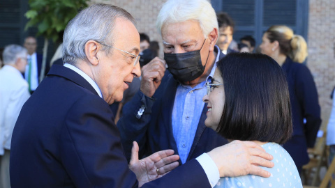 El presidente del Real Madrid, Florentino Pérez (i), conversa con el expresidente del Gobierno Felipe González, y la ministra de Sanidad, Carolina Daría. El presidente del Real Madrid, Florentino Pérez (i), conversa con el expresidente del Gobierno Felipe González, y la ministra de Sanidad, Carolina Daría.