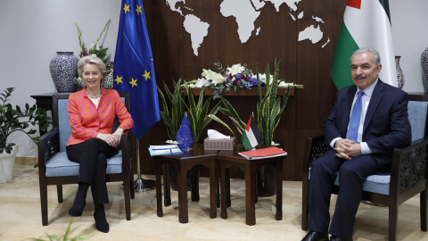 La presidenta de la Comisión Europea, Urseula Von der Leyen con el primer ministro palestino Mohammad Shtayyeh, en Ramala. EFE/EPA/ATEF SAFADI La presidenta de la Comisión Europea, Urseula Von der Leyen con el primer ministro palestino Mohammad Shtayyeh, en Ramala. EFE/EPA/ATEF SAFADI