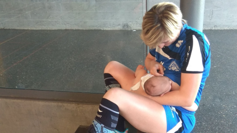 Una jugadora de balonmano da el pecho a su bebé durante un partido. / ASOCIACIÓN DONA BÀLAFIA Una jugadora de balonmano da el pecho a su bebé durante un partido. / ASOCIACIÓN DONA BÀLAFIA